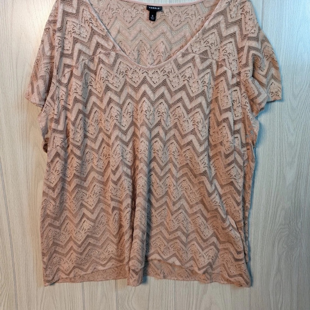 Torrid Beige Tan Chevron Lace Crew Short Sleeve Blouse Size 6 6X